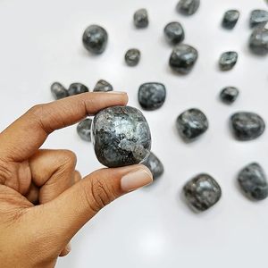 หิน Larvikite ทัมเบิ้ลผลึกหินบำบัดขัดเงาหินอัญมณีกึ่งมีค่าปรับสมดุลพลังงานจักระเรกิ - Product Image 5