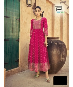 Dernières femmes portent Readymade Rayon Kurtis avec impression et belle broderie travail Anarkali Style Kurtis Collections pour femmes - Product Image 1