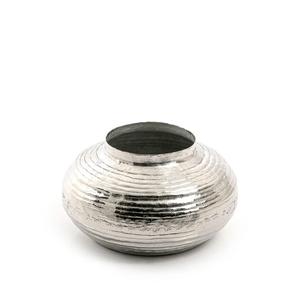 Vase à fleurs en aluminium du fabricant OEM avec un poli élevé et un bec étroit, parfait pour présenter des tiges simples ou des fleurs minimales - Product Image 4