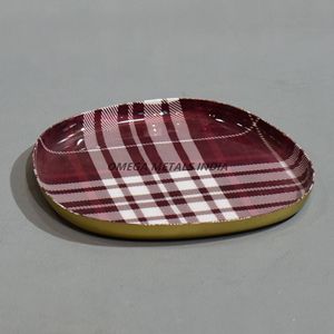 Elegante bandeja decorativa de color Burdeos con forma cuadrada y patrón de cuadros atemporal, ideal para el entretenimiento y la exhibición - Product Image 1