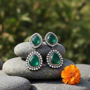 Boucles d'oreilles pendantes en onyx vert plaqué or faites à la main, bijoux ethniques indiens perlés pour femmes à bon prix - Product Image 5
