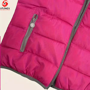 Gilet matelassé en tricot à capuche avec logo personnalisé, écologique, pour femmes, couleur unie, streetwear d'hiver, style urbain - Product Image 4