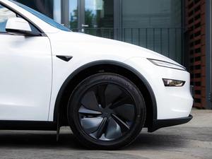 Tesla Model Y Long Range 2025, restylé, avec galerie de toit métallique automatique, sièges en cuir, batterie au lithium, équipements haut de gamme, conduite à gauche, couleur foncée - Product Image 5