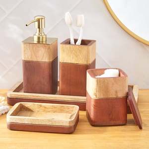 Elegante bomba dispensadora de jabón de madera para su baño con una estética simple y natural para complementar cualquier estilo - Product Image 1