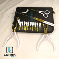 Pince à extensions capillaires Microlink innovante en acier inoxydable de qualité chirurgicale, avec logo personnalisé, finition or plasma et blanc, pour une pose rapide et facile.