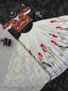 Navratri Rayon Chine Stitch ทำงานพิเศษและงานกระจกจริงผ้าใบ patta กับ Canvas lehenga choli กับ dupatta - Product Image 4