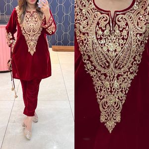Salwar Kameez-Ensemble de pantalon de costume ethnique mi-long en velours marron élégant et luxueux manches brodées pour femmes - Product Image 3