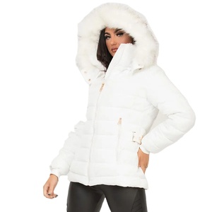 แจ็คเก็ตพัฟเฟอร์ผู้หญิงสีขาวแบบกำหนดเองตามความต้องการสูง พร้อมฮู้ดขนเฟอร์เทียม ซิปเต็มตัว และแจ็คเก็ตบับเบิ้ลแบบเย็บติดกันสำหรับฤดูหนาว - Product Image 1