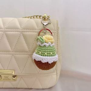 Nouveau produit : Porte-clés et pendentif de sac en peluche Acki en coton au crochet, motif gâteau et cornet à la crème aux cerises, mignon et fini - Product Image 4