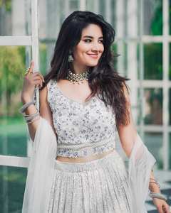 Ensemble Lehenga Choli de luxe pour femmes de qualité exceptionnelle avec broderie à la main, jupe évasée et dupatta disponible à prix d'exportation - Product Image 4