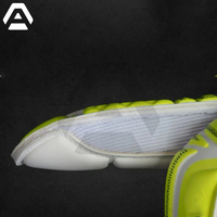 Gants de gardien de but de football de haute qualité, couleur blanche et jaune, pour adultes, équipement sportif, conception OEM, créez vos propres gants de gardien de but par AMAZING INDUSTRIES