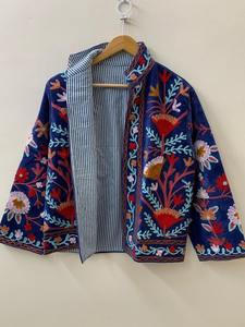 Chaqueta a medida de terciopelo con cuello simulado Chaqueta corta de terciopelo bordada a mano Suzani de terciopelo para mujer - Product Image 2