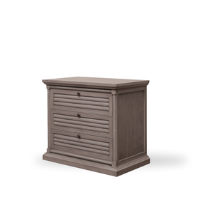 Commode classique à trois tiroirs en bois massif au fini gris élégant avec panneaux avant texturés pour chambre ou salon intemporel - Product Image 5