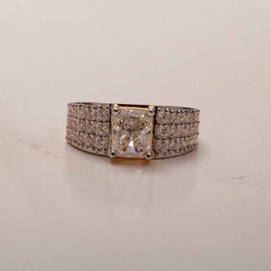 Bague de fiançailles pour homme en diamant de laboratoire taille radiant, solitaire à quatre griffes, personnalisable, tendance, idéale pour la demande en mariage - Product Image 1