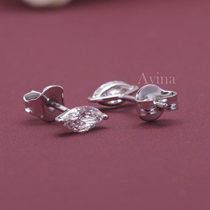 Boucles d'oreilles solitaires en diamant de laboratoire certifié IGI, taille marquise, en or 18 carats avec fermoir à vis - Product Image 5
