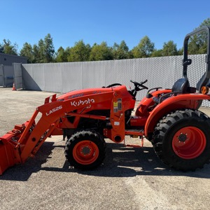 Compre el potente tractor utilitario Kubota L2502 diseñado para la agricultura moderna, fácil de controlar, con eficiencia de combustible y construcción duradera. - Product Image 4
