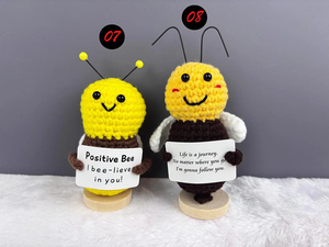 Muñeco de ganchillo hecho a mano, juguete energético y emocional, abeja amuleto de la suerte con alas, abeja de bolsillo para abrazar, abeja feliz, regalo de coraje, llavero, regalo de graduación - Product Image 3