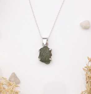 Pendentif Moldavite sur collier en argent sterling 925 pierre précieuse naturelle avec effet de changement de couleur Cadeau parfait pour elle - Product Image 1
