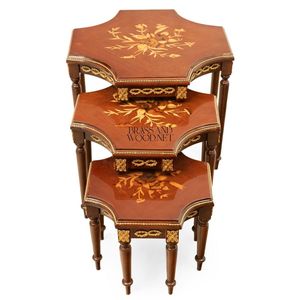 Ensemble de tables de service gigognes classiques de luxe en bois avec design octogonal et accents décoratifs dorés sculptés à la main - Product Image 5