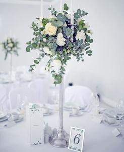 Pièce maîtresse de mariage de haute qualité magnifiquement conçue avec de charmants détails en métal et des arrangements votifs de bougies florales - Product Image 4
