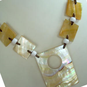 Collier en coquillage jaune avec perles, BIJOUX EN COQUILLAGE, collier en coquillage, motif naturel, taille 6x4,5 et 2,5x2,5 cm - Product Image 3