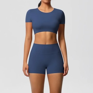Ensemble de yoga et de gym tendance de haute qualité survêtement d'entraînement à manches courtes en gros Ensemble 2 pièces élégant et ajusté pour femmes - Product Image 5