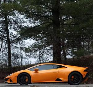 Nuevo Modelo 2020, Coupé Deportivo de Lujo de Alto Rendimiento, Tracción en las Cuatro Ruedas, Motor de 5.2L y Diez Cilindros, Interior Premium, Bajo Kilometraje - Product Image 2