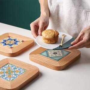 Soporte decorativo de madera con fregona para posavasos, agrega elegancia tradicional a los interiores modernos de la sala de estar - Product Image 1