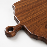 Planche à découper et à servir en bois massif naturel de forme irrégulière, avec poignée et trou de suspension, logo personnalisé, fabricant OEM, vente en gros