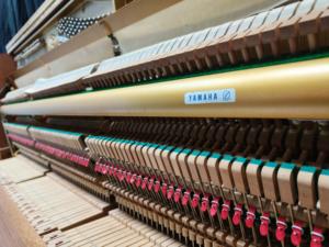 Piano droit Yamaha W103B, 88 touches lestées, bois massif, style classique, finition marron - Product Image 4