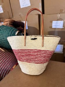 Sac à main d'été en raphia fait main ARTIMADA, poignées longues en cuir, doublure en tissu coton, fermeture à bouton corne, pompon - Product Image 2