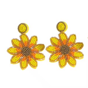 Boucles d'oreilles en perles de graines de tournesol jaunes et blanches faites à la main Boho Floral Dangle bijoux pour femmes par MD artisanat - Product Image 2