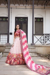 NUEVO DISEÑO MODERNO DE LEHENGA CHOLI EN TELA DE RAYÓN ESTAMPADA, JACQUARD Y SEDA, CON DISEÑO LISO PARA FIESTAS/DIWALI/BODAS, TODAS LAS TEMPORADAS, REVERSIBLE - Product Image 5