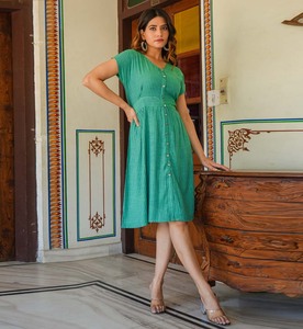 Robe trapèze en polyester à rayures vertes avec col en V et manches courtes, conçue pour un style chic et confortable au quotidien, taille M - Product Image 3