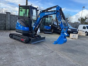 รถขุดขนาดเล็ก Blue R22 Pro 3 ตัน แบบตีนตะขาบ รับน้ำหนักได้สูง เหมาะสำหรับงานก่อสร้าง ฟาร์ม และจัดสวน - Product Image 1