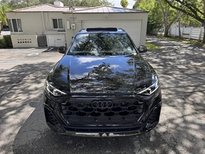 Audi SQ8 Prestige 2024 con motor V8 biturbo de 4.0 litros y transmisión automática de ocho velocidades - Product Image 2