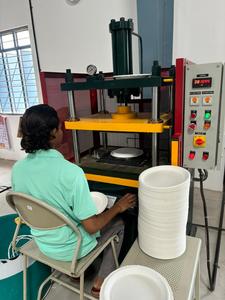 Assiette de fête ronde en pulpe de canne à sucre compostable jetable naturelle écologique 10 pouces 3 compartiments - Product Image 6