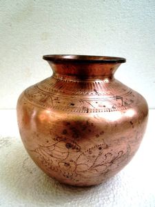Lota de Latón para Puja, Recipiente para Oración, Kalash, Accesorio Tradicional Indio para Bodas, Hecho a Mano, Lota Ayurvédica para el Hogar - Product Image 4