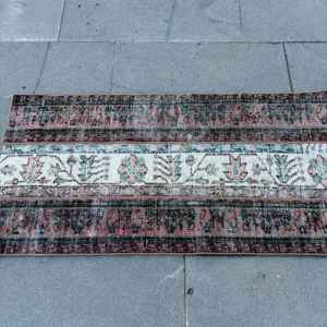 Alfombra pequeña vintage de 2x4 pies (62x123 cm), alfombra turca con estampado animal marrón - Product Image 3