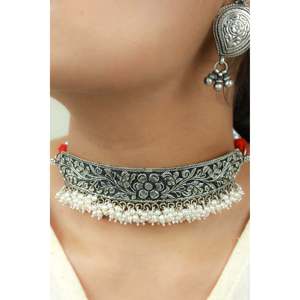 Collier ras-de-cou en argent 925 Noor Phool Pati Chitai avec perles d'eau douce et motif floral rouge Dori pour les mariages - Product Image 2