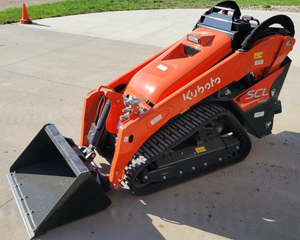 ENVÍO GRATUITO: Minicargadora Kubota SCL 1000 con Certificación EPA y CE, Cilindro Hidráulico Eaton, Motor, Bomba, Caja de Cambios, PLC - Product Image 1