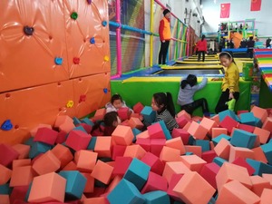 Parque de trampolín elástico suave de alta resistencia para interiores para niños, marca personalizada, múltiples opciones de color, fosas de espuma de fibra de vidrio, juego escolar - Product Image 3