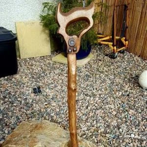 Canne en bois réglable à plusieurs prix avec plusieurs nœuds Bâton de marche en bois solide pour les aînés par Standard International - Product Image 1