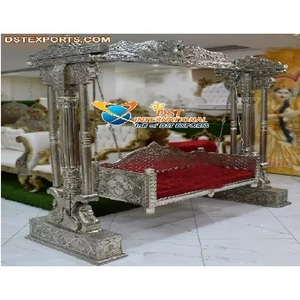 Columpio de madera tradicional tallado para boda, diseño de boda, noche, plata, acabado plateado - Product Image 1