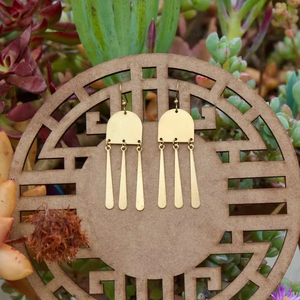 Encantos ligeros de latón crudo-Elegancia diaria en pendientes de latón martillado hechos a mano - Product Image 2