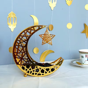 Bandeja para dátiles en forma de luna creciente, hecha de metal de alta calidad, garantiza durabilidad y mejora la elegancia festiva. - Product Image 3
