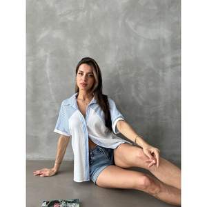 Blusas y Camisas para Mujer Topshow, Colección al por Mayor con Detalle de Rayas Azules y Manga Caída - Product Image 4