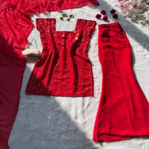 Conjunto de Kurta Recta Bordada en Faux Georgette VASTRA COTTAGE con Dupatta de Georgette con Lentejuelas y Pantalón Plazo con Cintura Elástica - Product Image 3