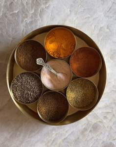 Caja de Especias de Latón de Diseño para Decoración de Cocina Moderna y Tradicional que Combina Elegancia con Almacenamiento Práctico - Product Image 6