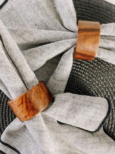 Anneau de serviette en bois élégant pour la table à manger familiale, créant une ambiance conviviale et chaleureuse lors des repas - Product Image 5